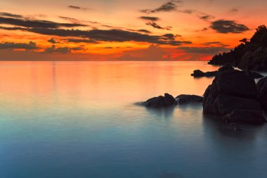 Günbatımında tropik plaj.