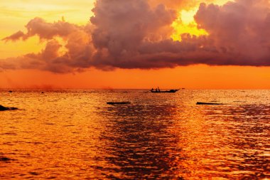 Günbatımında tropik plaj.