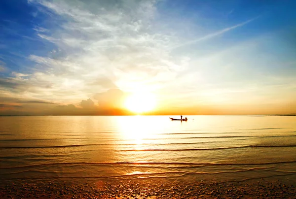 Tropische kleurrijke sunset. — Stockfoto