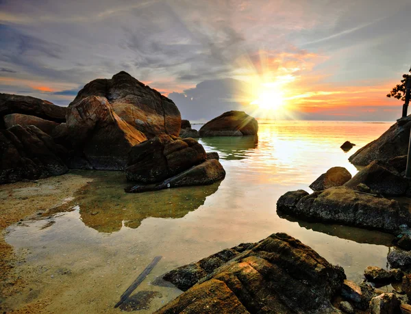 Tropische kleurrijke zonsondergang op hij strand. — Stockfoto