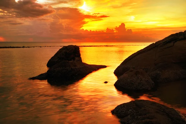 Tropisch farbenfroher Sonnenuntergang. — Stockfoto