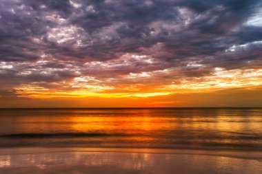 Günbatımında tropik plaj.