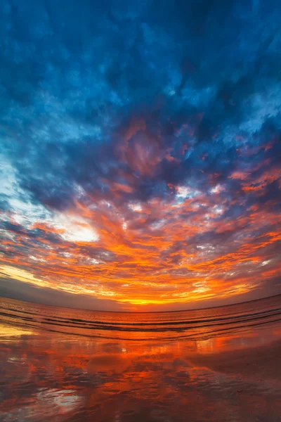 Playa tropical al atardecer. — Foto de Stock