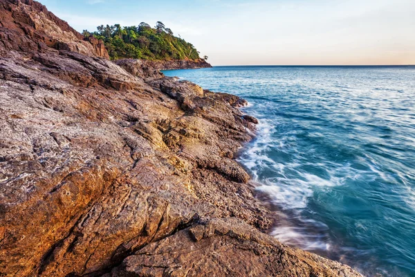 Playa tropical al atardecer. — Foto de Stock