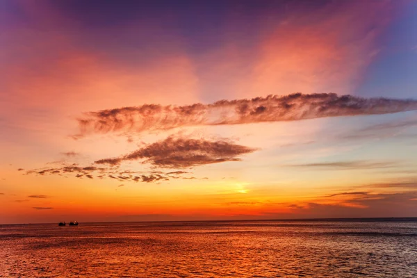 Praia tropical ao pôr do sol. — Fotografia de Stock