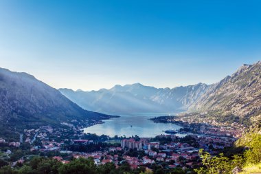 Deniz kenarında küçük bir kasaba manzarası