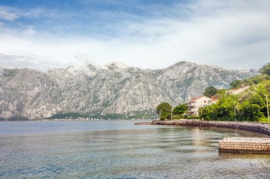 Deniz ve dağlar kötü yağmurlu havada