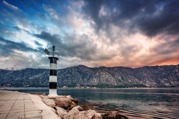 Sonnenuntergang am Meer mit den nebligen Bergen — Stockfoto