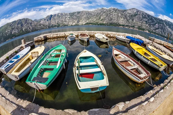 Een kleine baai met boten — Stockfoto