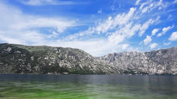 Havet, bergen och himlen med moln — Stockvideo