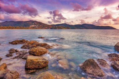 Günbatımında tropik plaj.