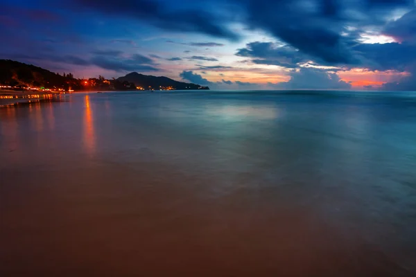日没時の熱帯ビーチ. — ストック写真