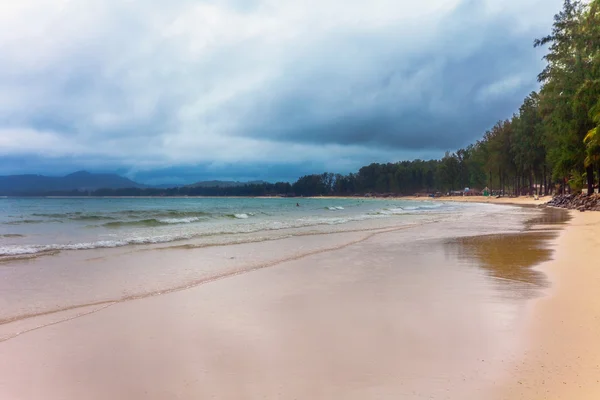 Praia tropical sob céu sombrio — Fotografia de Stock