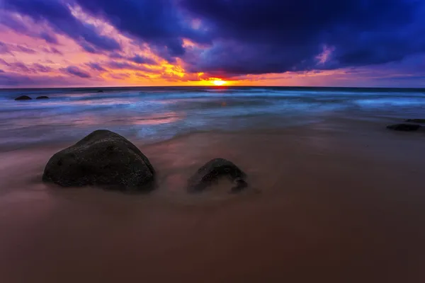 Tropická pláž při západu slunce. — Stock fotografie