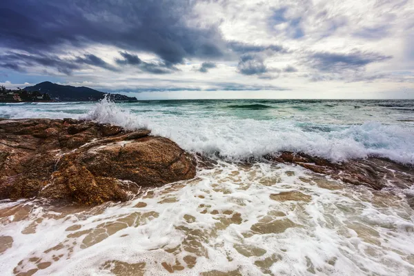 Playa tropical bajo un cielo sombrío — Foto de Stock