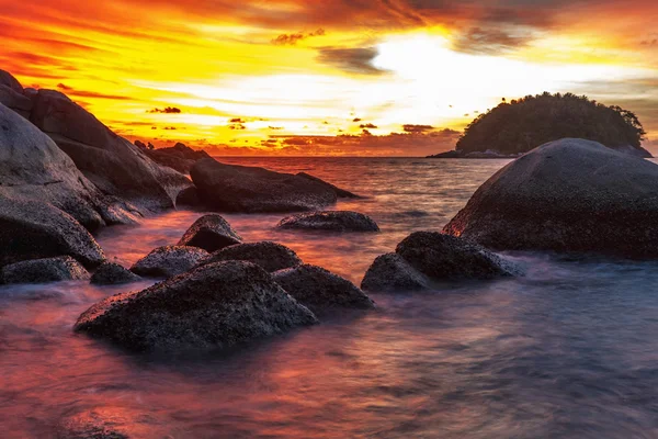 Tropisch strand bij zonsondergang. — Stockfoto