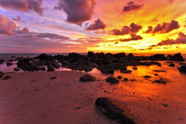 Tropisk strand vid solnedgången. — Stockfoto