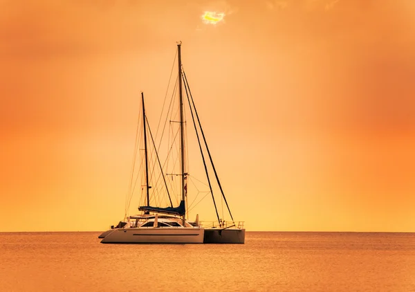 Яхта в морі на заході сонця — стокове фото