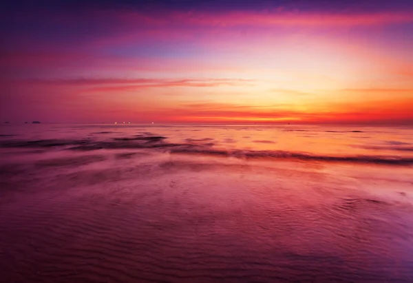 Praia tropical ao pôr do sol. — Fotografia de Stock