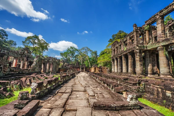 Antika buddhistiska khmer templet i angkor wat komplexa — Stockfoto