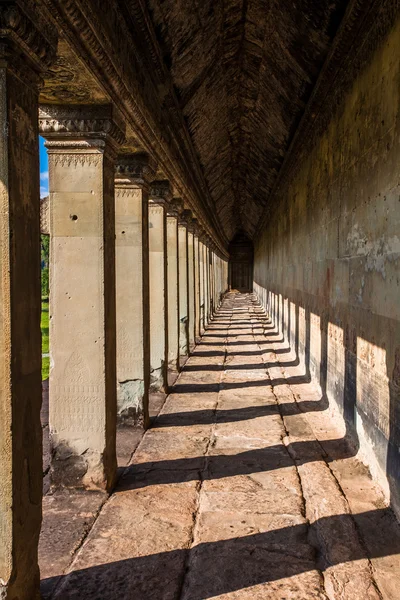 Ősi folyosó az angkor wat — Stock Fotó