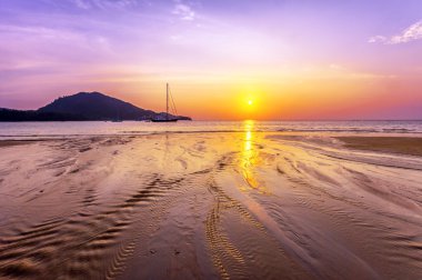 Günbatımında tropik plaj.