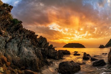 Günbatımında tropik plaj.