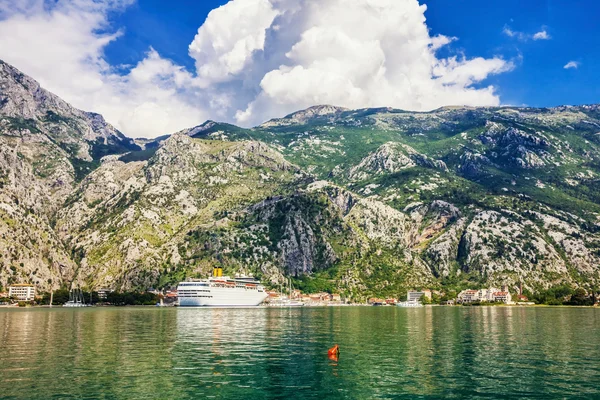 Turistik beyaz cruise deniz gemisi üzerinde dağ backgr yelken — Stok fotoğraf