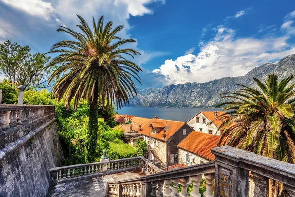 Blick auf eine kleine Stadt am Meer — Stockfoto