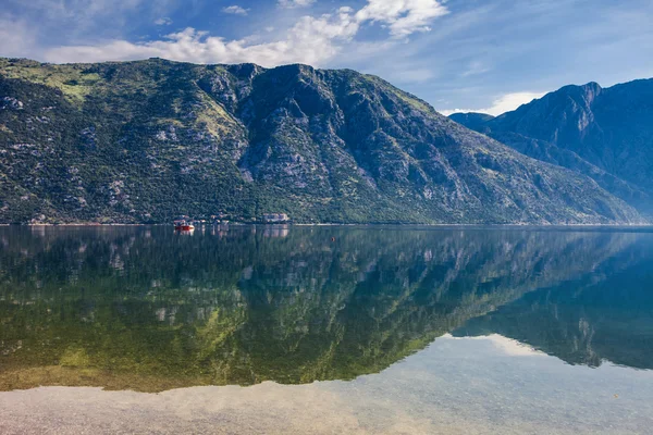 Pěkný horský a výhled na moře — Stock fotografie