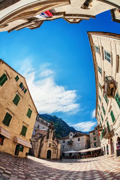 Vista fish-eye della città vecchia sullo sfondo del cielo — Foto Stock