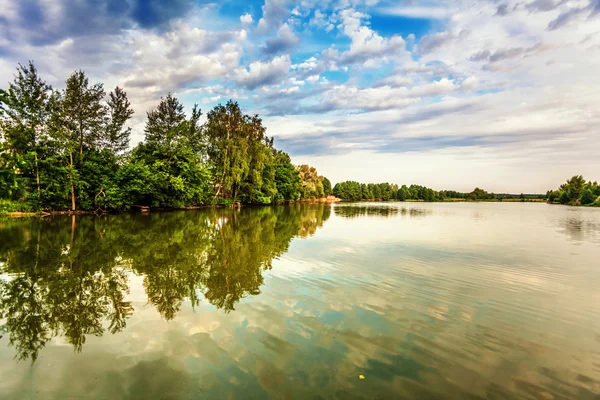 Pôr do sol perto do lago de verão — Fotografia de Stock