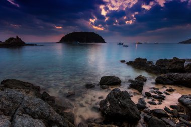 önceki gece tropikal plaj.