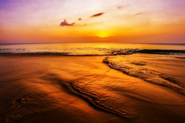 Günbatımında tropik plaj.