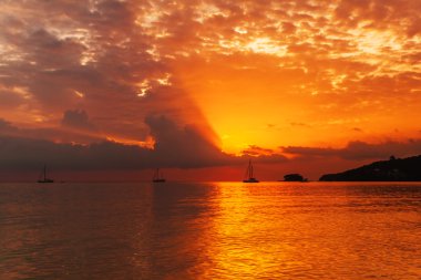 Günbatımında tropik plaj.