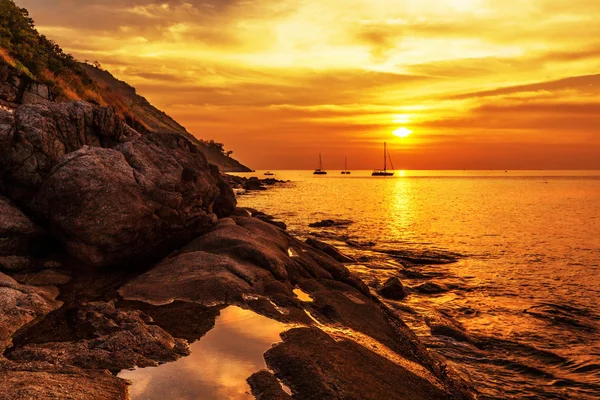 Playa tropical al atardecer. — Foto de Stock