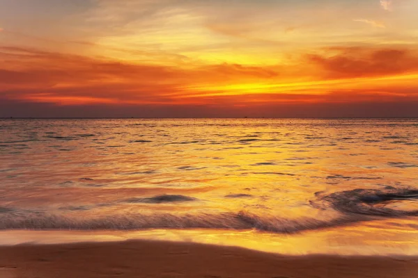 Tropisk strand vid solnedgången. — Stockfoto