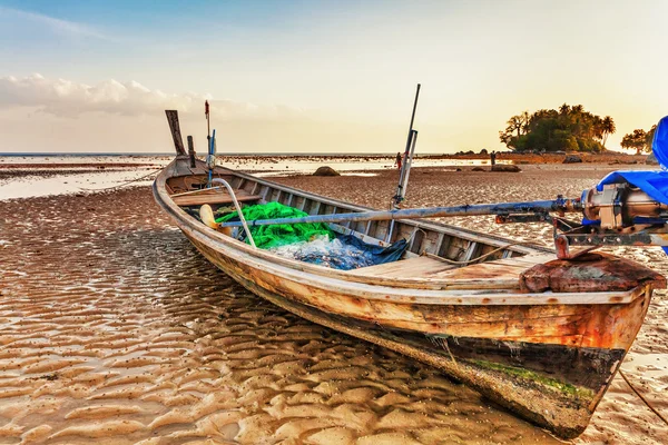 Gammal thailändsk båt på stranden — Stockfoto