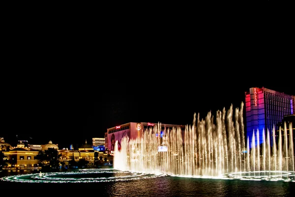 Musical fountains of Bellagio on Flamingo Casino background — Stock Photo, Image