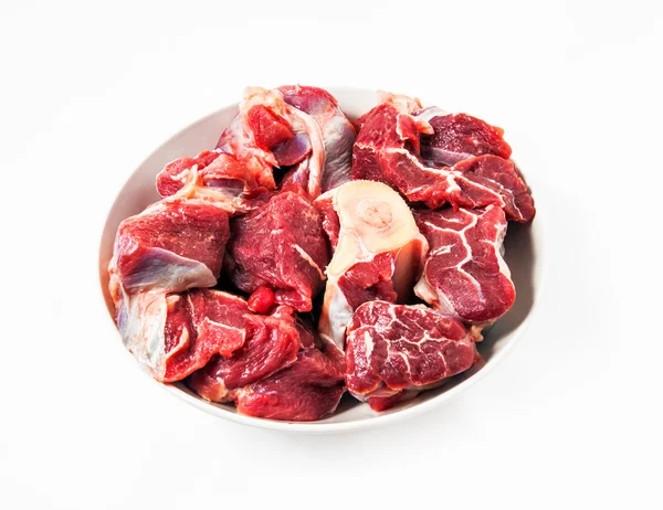Красное сырое мясо поверх белого — стоковое фото