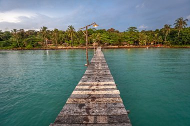 Denizde eski ahşap iskele