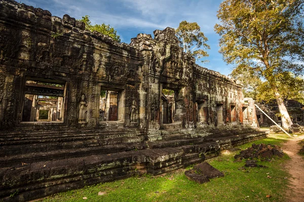 Prastaré buddhistické Khmerská chrám v komplexu angkor wat — Stock fotografie