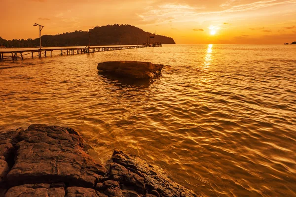 Zonsondergang boven de zee. — Stockfoto