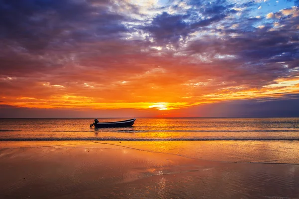 Łódź na plaży o zachodzie słońca — Zdjęcie stockowe