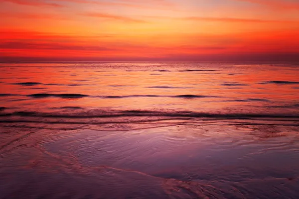 Tropisk strand ved solnedgang. – stockfoto
