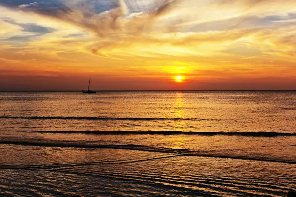 Praia tropical ao pôr do sol. — Fotografia de Stock