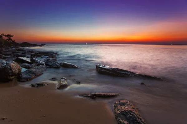 Trópusi strand naplementekor. — Stock Fotó