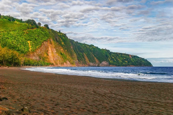 Playa solitaria en la Isla Grande en un clima tormentoso. Hawái —  Fotos de Stock