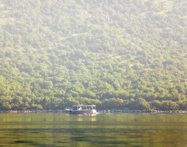 Eski gemi siste yelken.