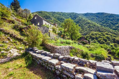 Dağlarda eski bir ev